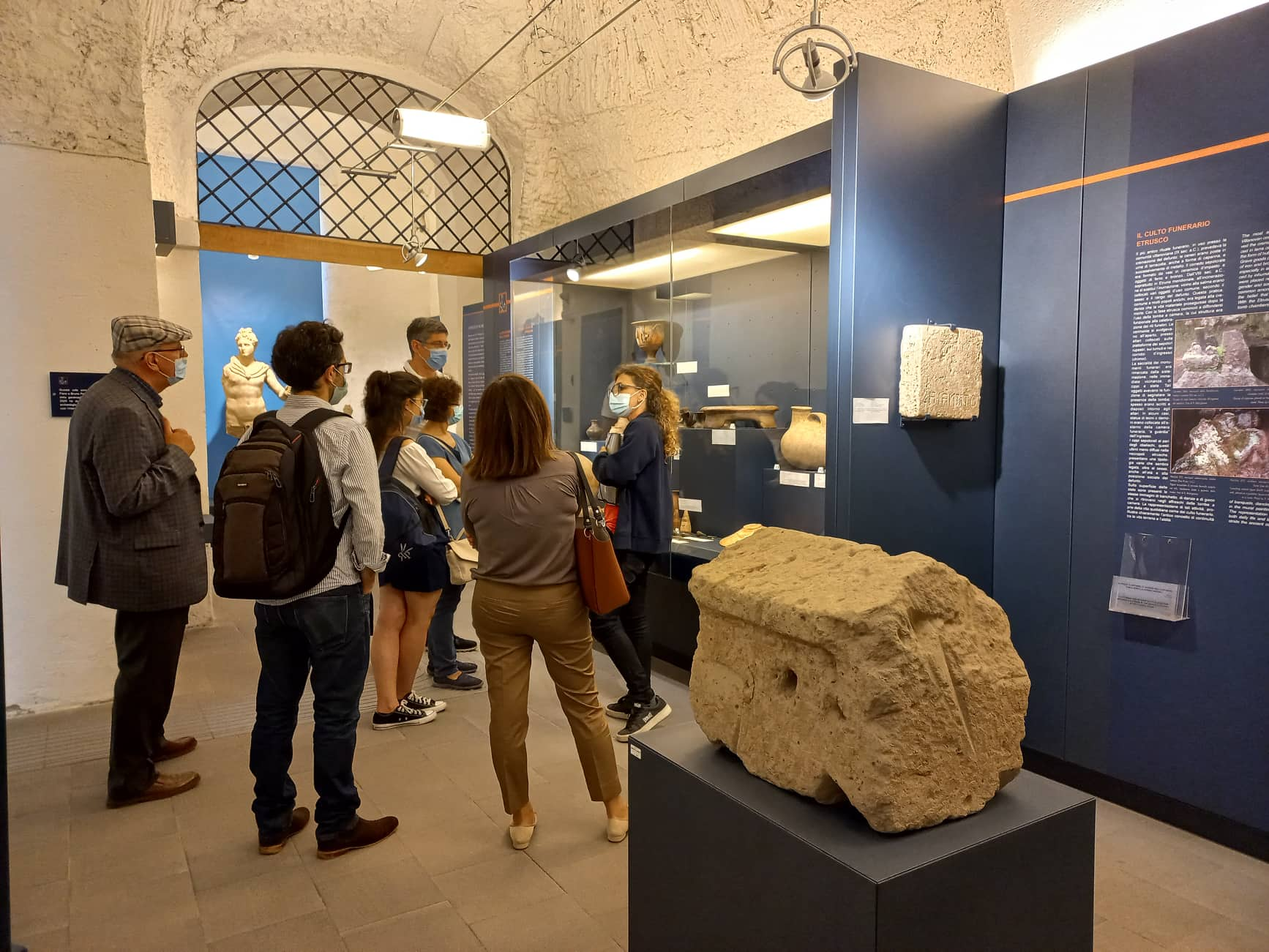 Persone in visita al Museo civico di Bracciano