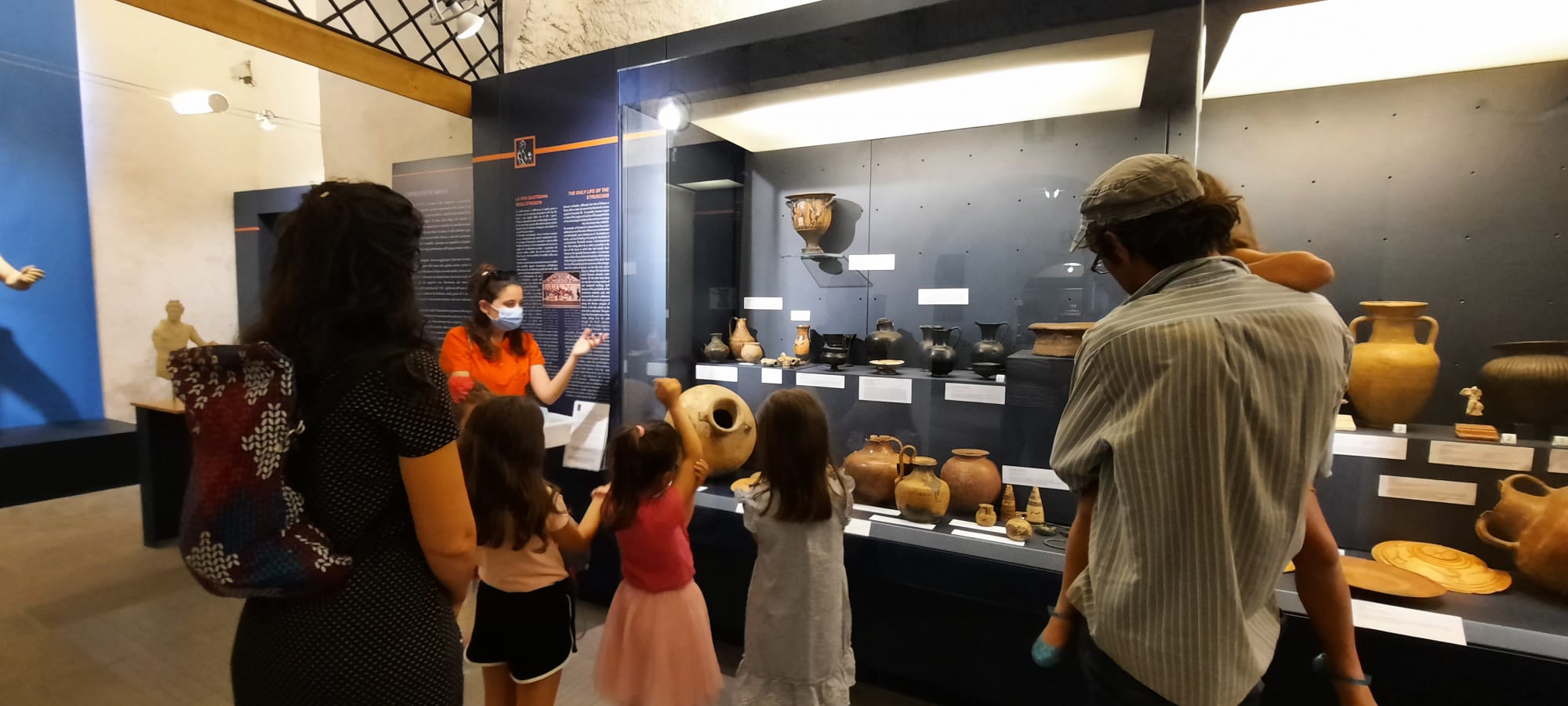 Bambini e bambine in visita al Museo civico di Bracciano